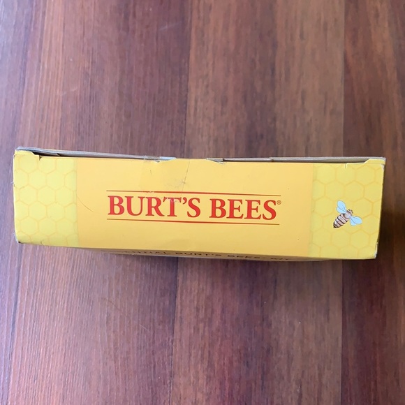 Burt's Bees Essential Holiday Gift Set - Picture 3 of 5